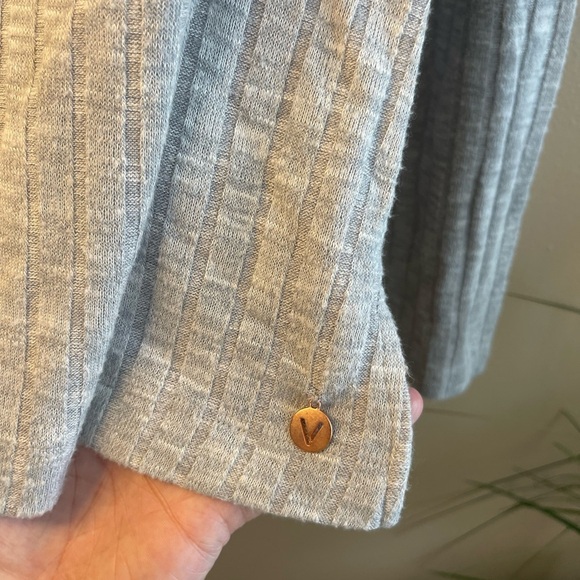 Livi Gray V-Neck Ribbed Women's Top Size 14/16 - Picture 2 of 8